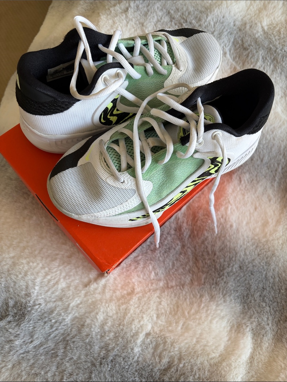 Nike Freak Kids White, Black & Green Sneakers